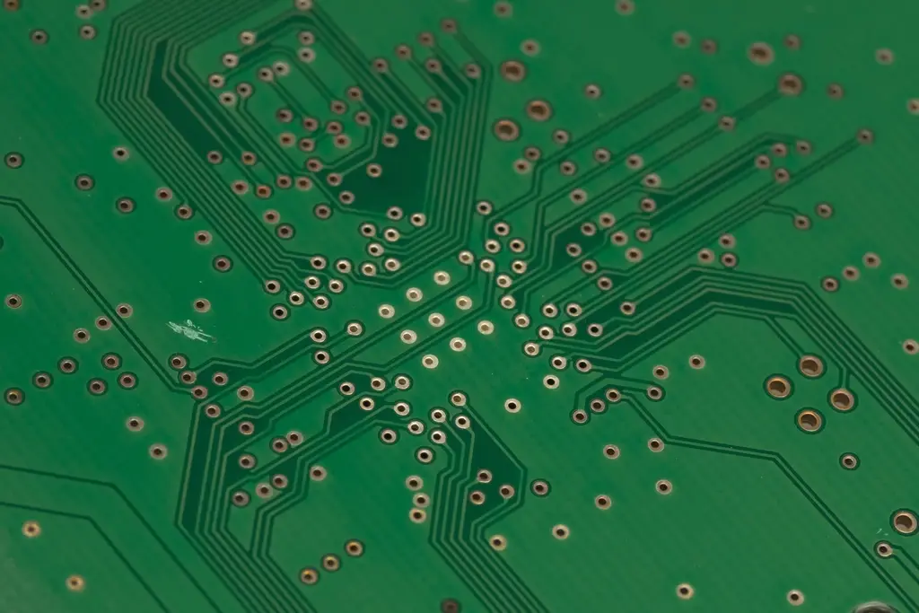 Close-up de uma placa de circuito em reparo